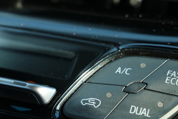 Fototapeta na wymiar Autokonsole, Autoklimaanlage, Klimaanlage, Klimaanlagenfilter, Wartung der Klimaanlage