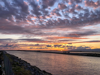 Obraz premium Sun sets over Pacific Ocean in Marina del Rey, CA