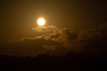 Nascer do sol com neblina