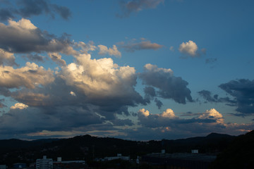Paisagem de céu azul com nuvens