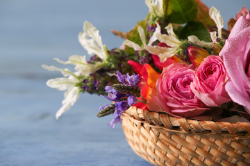 様々な花が挿されたカゴ