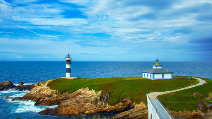 Vista de mar y faro en Isla Pancha, Ribadeo, Lugo, Galicia, España.