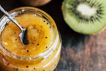 Confiture de kiwi fait maison dans un pot en verre