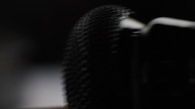 Ferrofluido negro interactuando con im&aacute;nes