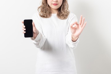 スマホを持つ女性