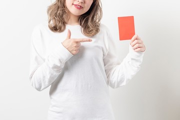 レッドカードを示す女性