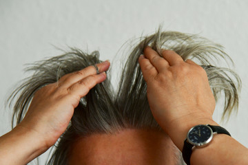 Naklejka premium Friseur, ich brauche dringend einen Haarschnitt. 