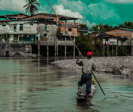 Hombre en canoa