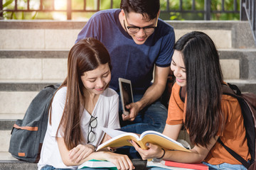 Male and female students show their books to their friends