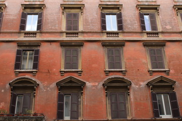 Fototapeta na wymiar facade of an old building with multiple windows 