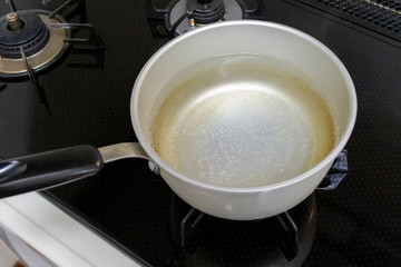 コンロでお湯を沸かす