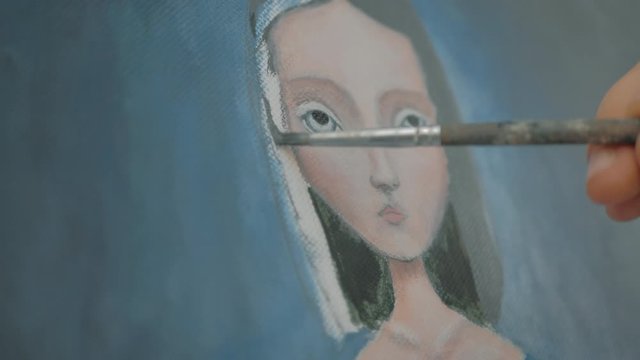 macro de ilustraci&oacute;n de retrato mujer con mano sujetando pincel de artista