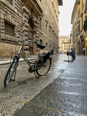Bicicleta estacionada en una calle lluviosa de Florencia, Italia