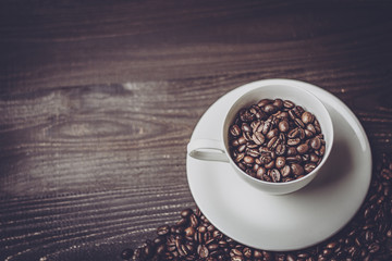 珈琲豆とウッドテーブル