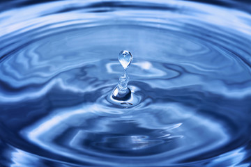Fototapeta na wymiar A drop of water falling into the water