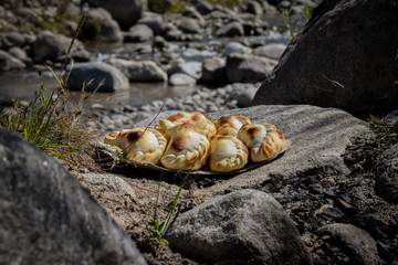 Una comida tradicional, bien argentino, bien de tucumán. las empanadas, picantes y sabrosas. con sus formas y bien jugosas.