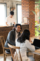 カフェで仕事をする男女