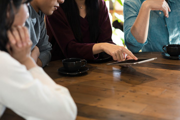 カフェで談笑する男女グループ