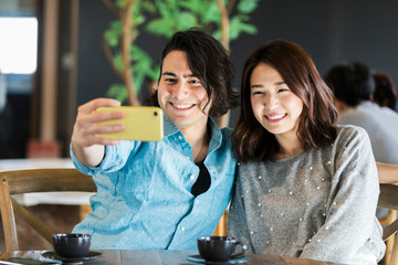 カフェで談笑する男女