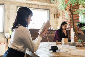 カフェで読書をする女性