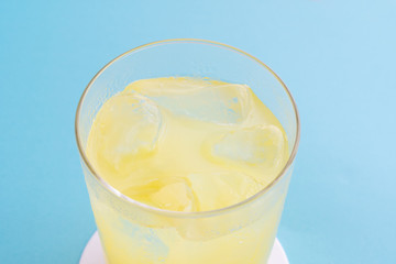 氷とジュースが入ったグラス