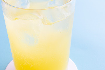 氷とジュースが入ったグラス