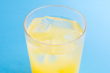 氷とジュースが入ったグラス