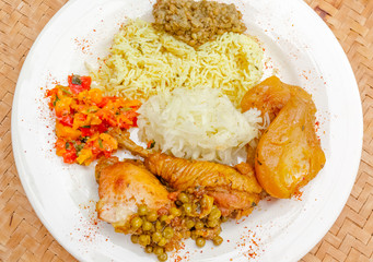 Assiette créole, riz, poulet, lentilles, chouchou salade de papaye verte et rougail tomates 
