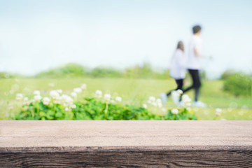 商品背景　ベンチのある新緑の公園で走るカップル