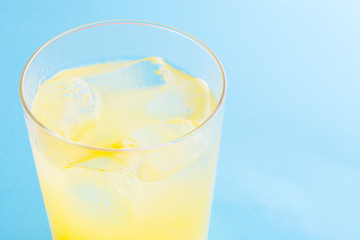 氷とジュースが入ったグラス