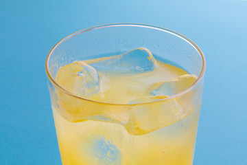 氷とジュースが入ったグラス