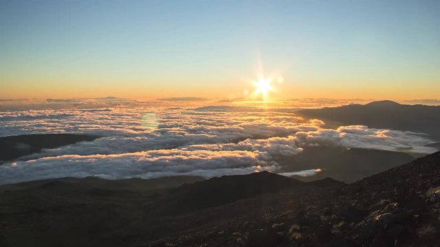 We made a trekking route to climb the Piton des Neiges (the highest point of Reunion Island), as we slept at the top I made this amazing series of timelapses in the afternoon, sunset and sunrise.