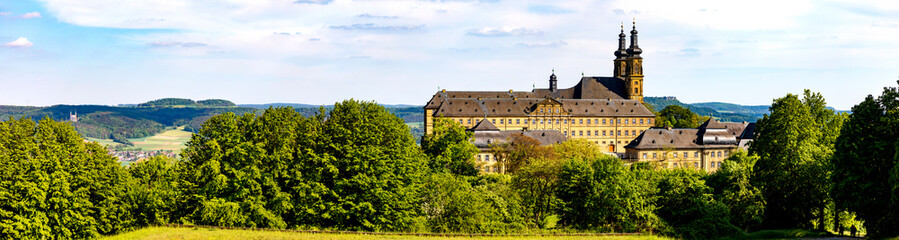Fototapeta na wymiar Kloster Banz in Bad Staffelstein. Im Hintergrund Vierzehnheiligen und der Staffelberg, Panorama.