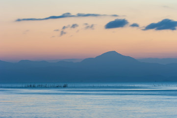 Fototapeta premium 琵琶湖の浜から見た対岸の山