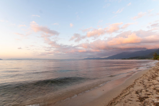 朝焼けが美しい琵琶湖の砂浜 © sigmaphoto