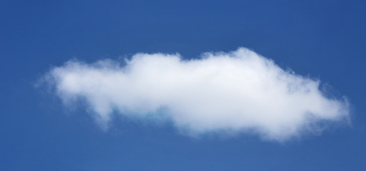 Obraz premium long white fluffy cloud in blue sky