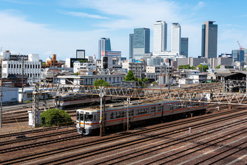 Obraz premium 黄金跨線橋からの鉄道と名駅ビル群