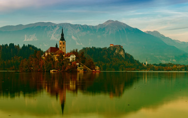Fototapeta premium zachód słońca nad kościołem nad jeziorem
