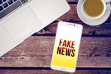 Computer, Smartphone und Fake News