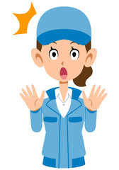 驚く青い作業着の女性
