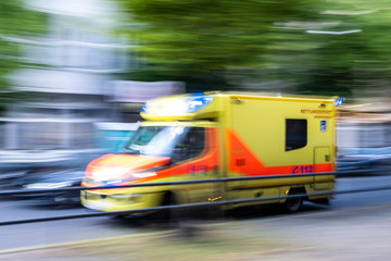 Rettungswagen (RTW) der Bundeswehr unterwegs in Berlin © Tobias Seeliger
