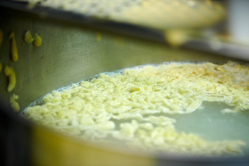 Spätzle Knöpfle Käsespätzle selber machen Teig durch Sieb Pressen in Kochtopf