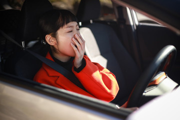運転中にあくびをする女性
