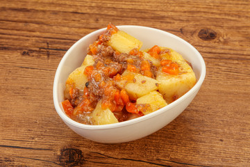 Roasted potato and beef with sauce