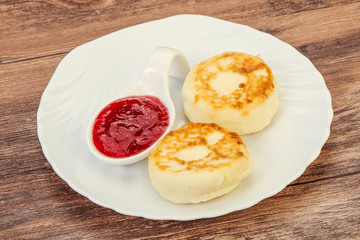 Cottage cheese pancakes with strawberry jam