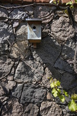 Nistkasten an Feldsteinmauer