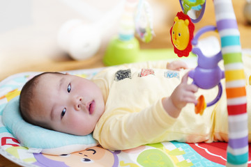 ベビージムで遊ぶ5ヶ月目の赤ちゃん