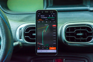 Obraz premium Zdjęcie smartfona z otwartym ekranem cytatów w samochodzie