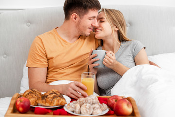 Obraz na płótnie Canvas Medium shot happy couple with breakfast and juice