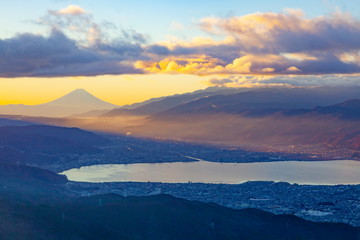高ボッチ高原から眺める富士山と諏訪湖、長野県岡谷市にて